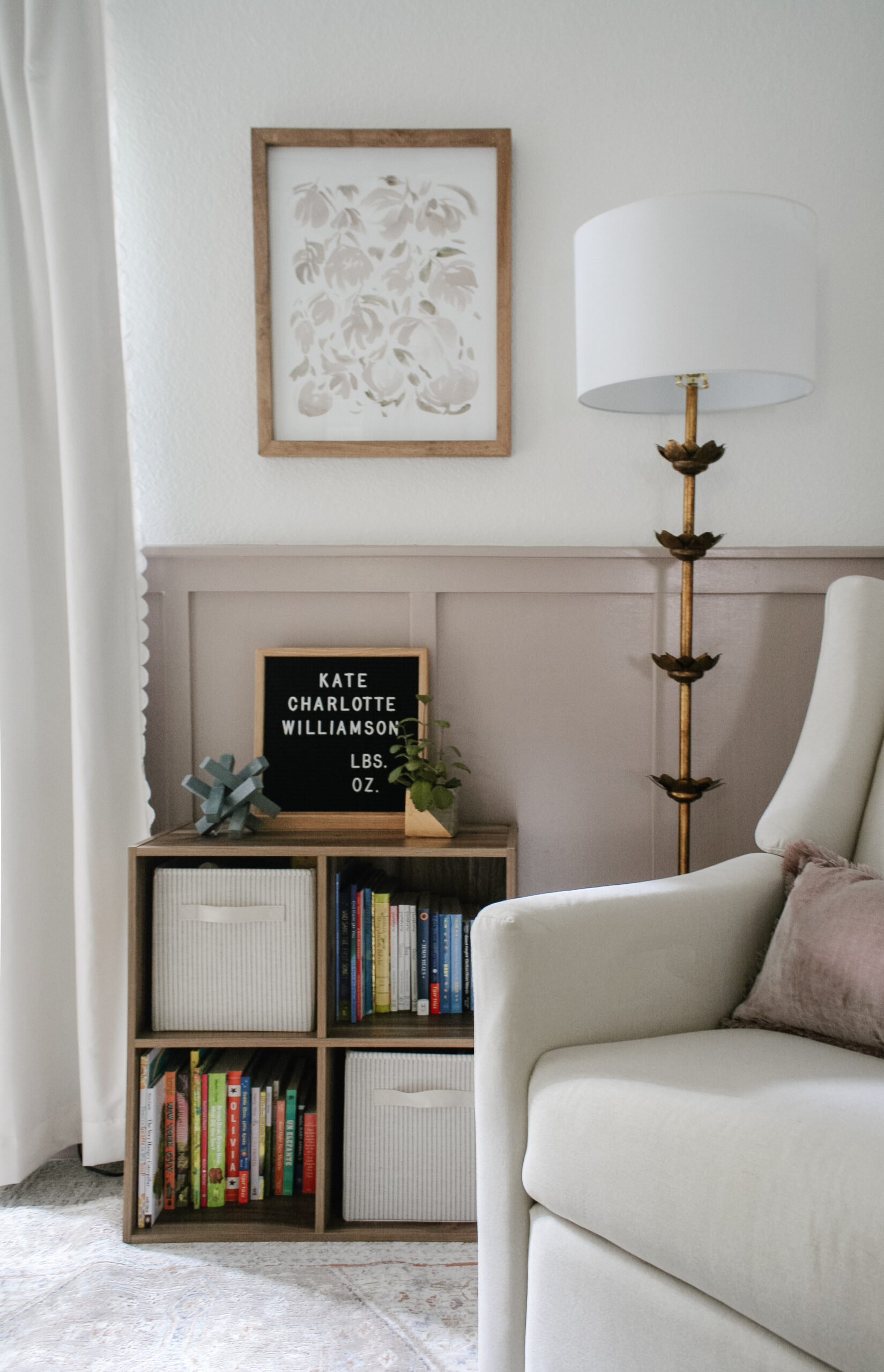 Girl nursery with light pink and floral details